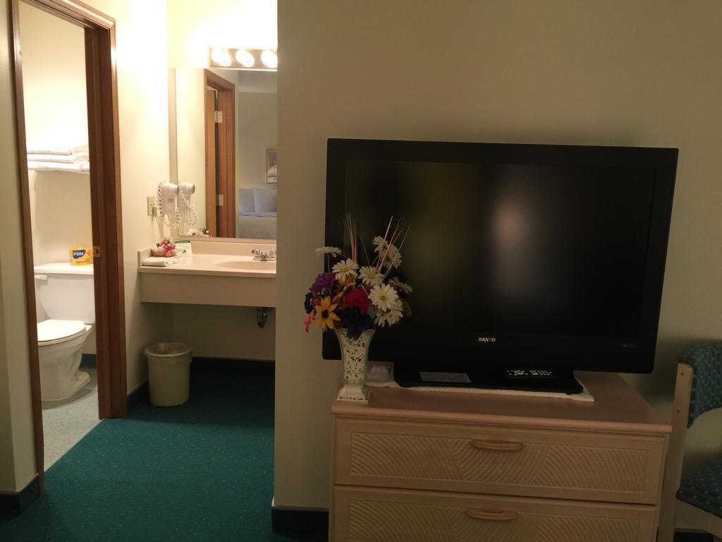 Americas Best Value Inn & Suites - Bluffton Room photo
