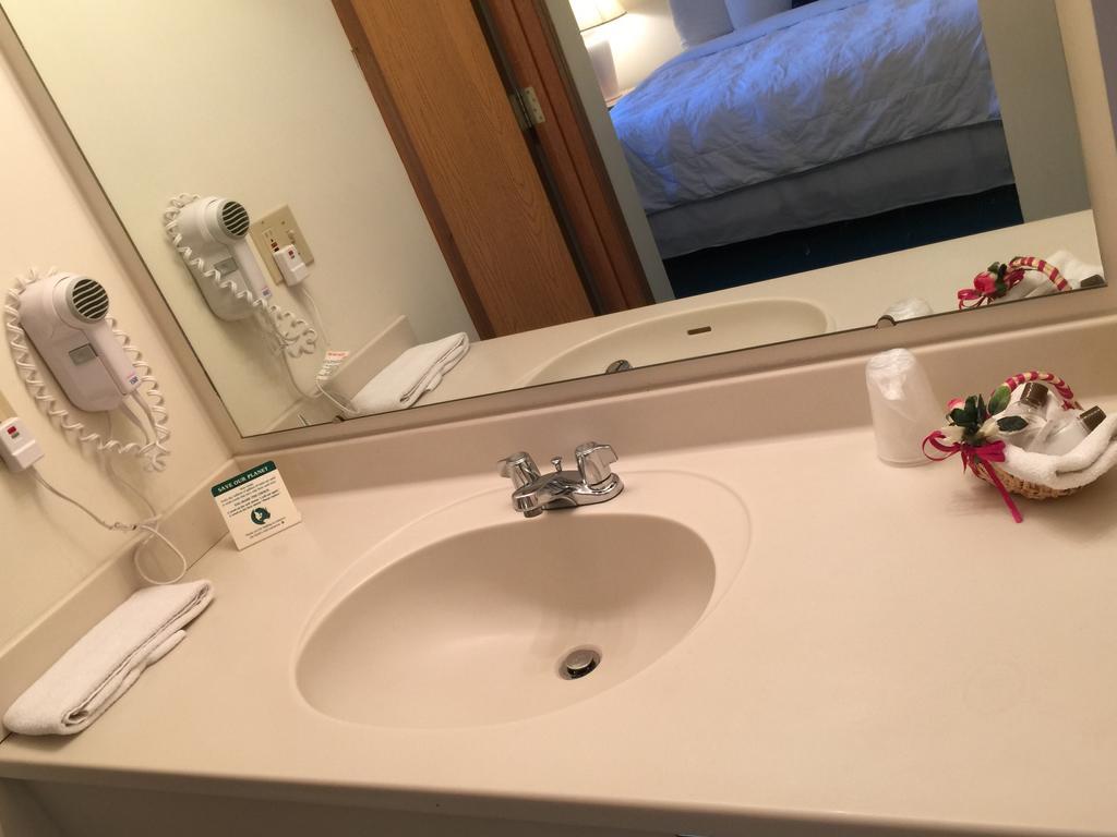 Americas Best Value Inn & Suites - Bluffton Room photo