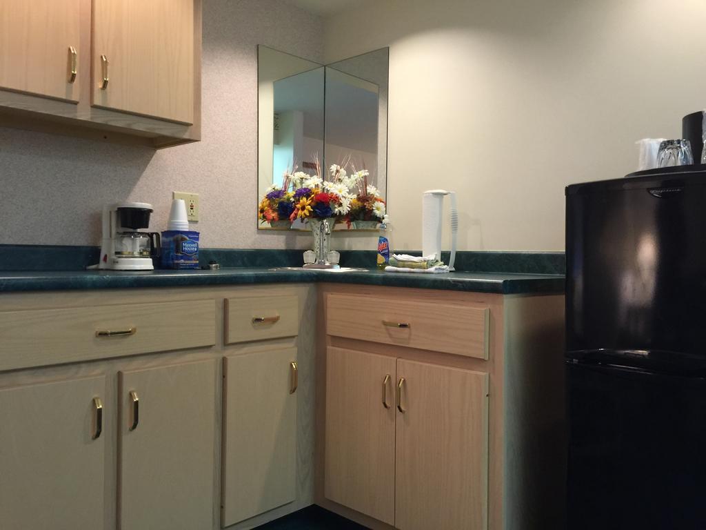 Americas Best Value Inn & Suites - Bluffton Room photo